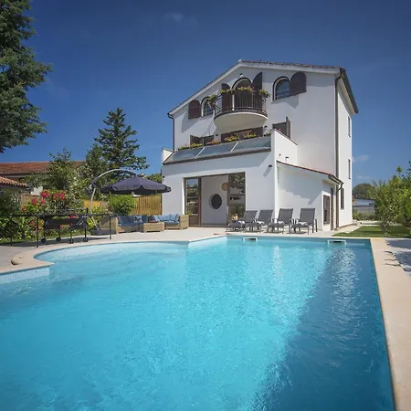 Andrija In For 9 People With Sea View, Kids Playground & Heated Pool - Only 400 M From The Fažana